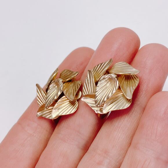Vintage Signed Star Mid Century Gold Tone Layered Leaf Cluster Clip On Earrings - Picture 5 of 11